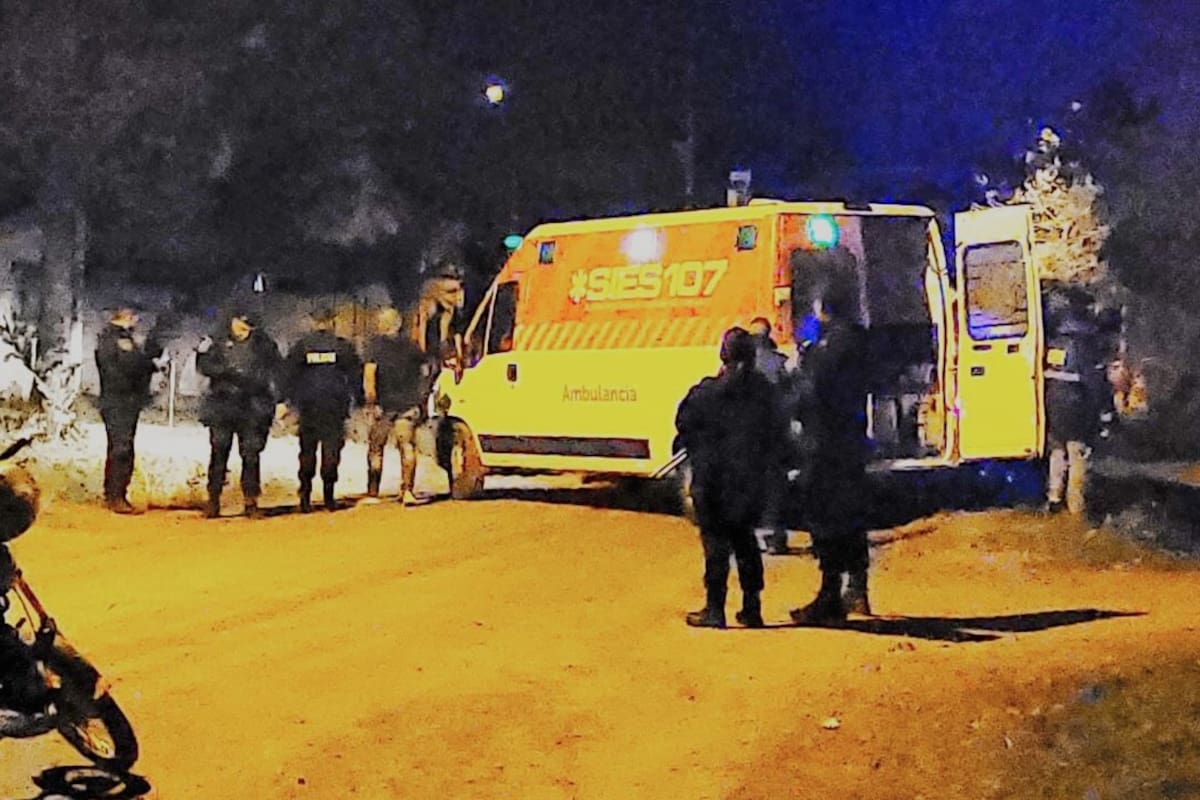 La policía y los paramédicos, en el lugar del homicidio de una mujer a la que mataron por una campera, en Venado Tuerto