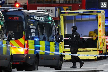 La policía y los vehículos de emergencia se reúnen cerca del Puente de Londres, el 29 de noviembre de 2019, tras el ataque