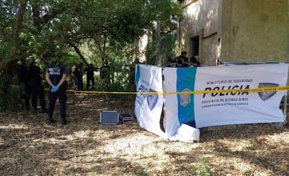 La Policía y peritos criminalísticos trabajaron en 2021 en el establecimiento rural de General Pirán en el que fue hallado el cadáver de Nicole Peña