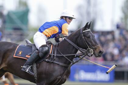 La polista Lía Salvo, durante la final del Jockey Club 2016, que ganó con La Dolfina-El Paso.