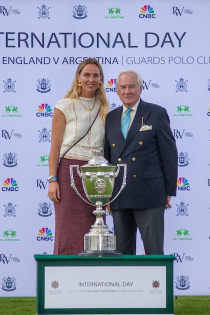 La polista Milly Hine, que tuvo una excelente temporada deportiva, junto a Nicholas Colquhoun-Denvers, ex presidente de HPA.