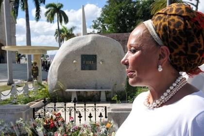 La política colombiana Piedad Córdoba, en la tumba del líder histórico de la Revolución Cubana, Fidel Castro