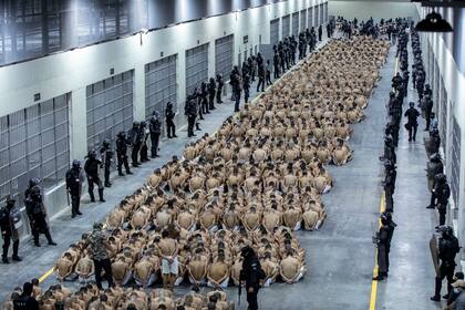 La política de seguridad de Bukele ha recogido apoyo popular, pero también ha sido cuestionada por presuntas violaciones a los derechos humanos