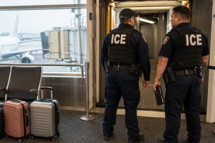 La política del DHS impide que las personas consideradas en situación migratoria irregular tomen vuelos nacionales, salvo que viajen para abandonar Estados Unidos