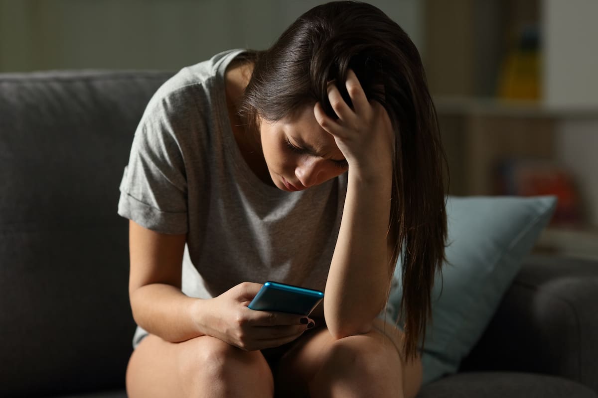 La popularidad de los mensajes de texto, las redes sociales y el uso de Internet entre los adolescentes puede crear oportunidades para el abuso, incluido el seguimiento, control o acoso a través de la tecnología