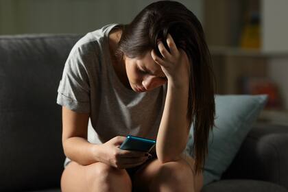 La popularidad de los mensajes de texto, las redes sociales y el uso de Internet entre los adolescentes puede crear oportunidades para el abuso, incluido el seguimiento, control o acoso a través de la tecnología