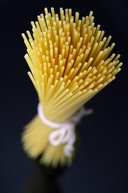 La porción de tallarines o spaghetti puede calcularse con la espátula de pasta que tiene un agujero en el centro