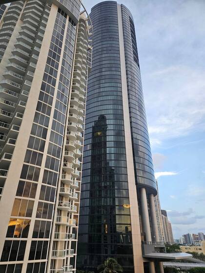 La Porsche Design Tower mide casi 200 metros de altura
