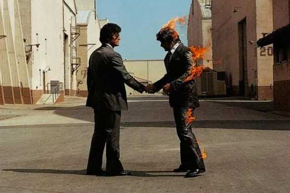 La portada de Wish You Were Here, un disco introspectivo y melancólico, atravesado por la sensación de vacío que había dejado en Pink Floyd el éxito de El lado oscuro de la Luna