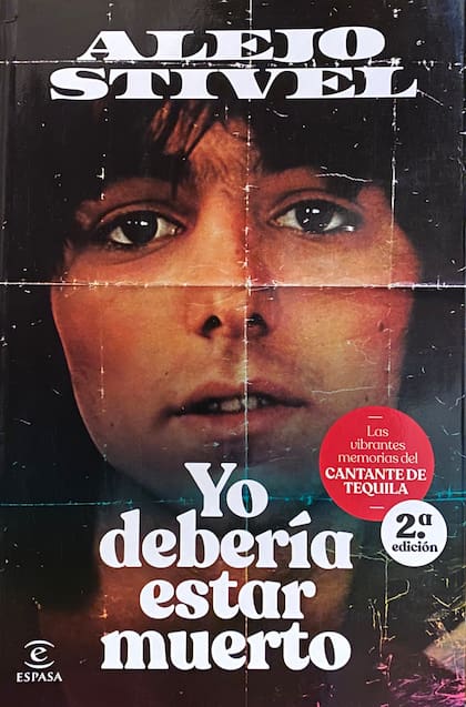 La portada de "Yo debería estar muerto", las memorias que Stivel publicó en 2024, en las que evoca su infancia en la Argentina y la época del destape español