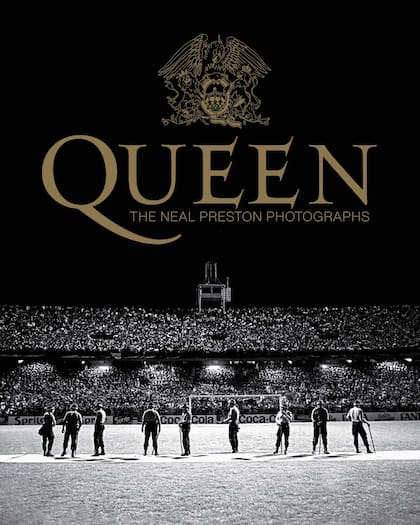 La portada del libro Queen: the Neal Preston Photographs, con una imagen del estadio Gigante de Arroyito en Rosario antes del show de la banda de Freddie Mercury, en 1981
