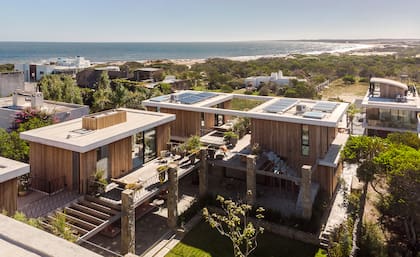 La Posada Ayana, inaugurada en diciembre de 2020, fue el lugar elegido para alojar la imponente obra que implicó un trabajo de dos años, mitad remoto y presencial.