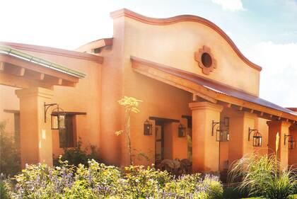 La posada, con cada cuarto ambientado con la estética de una casa de campo, se rige también por ser libre de químicos y está certificada como Hotel Verde. Cuenta con 10 habitaciones y fue construida íntegramente en adobe