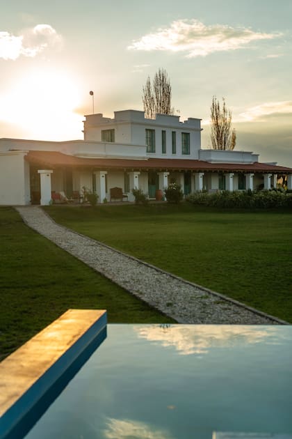 La posada cuenta con grata piscina.