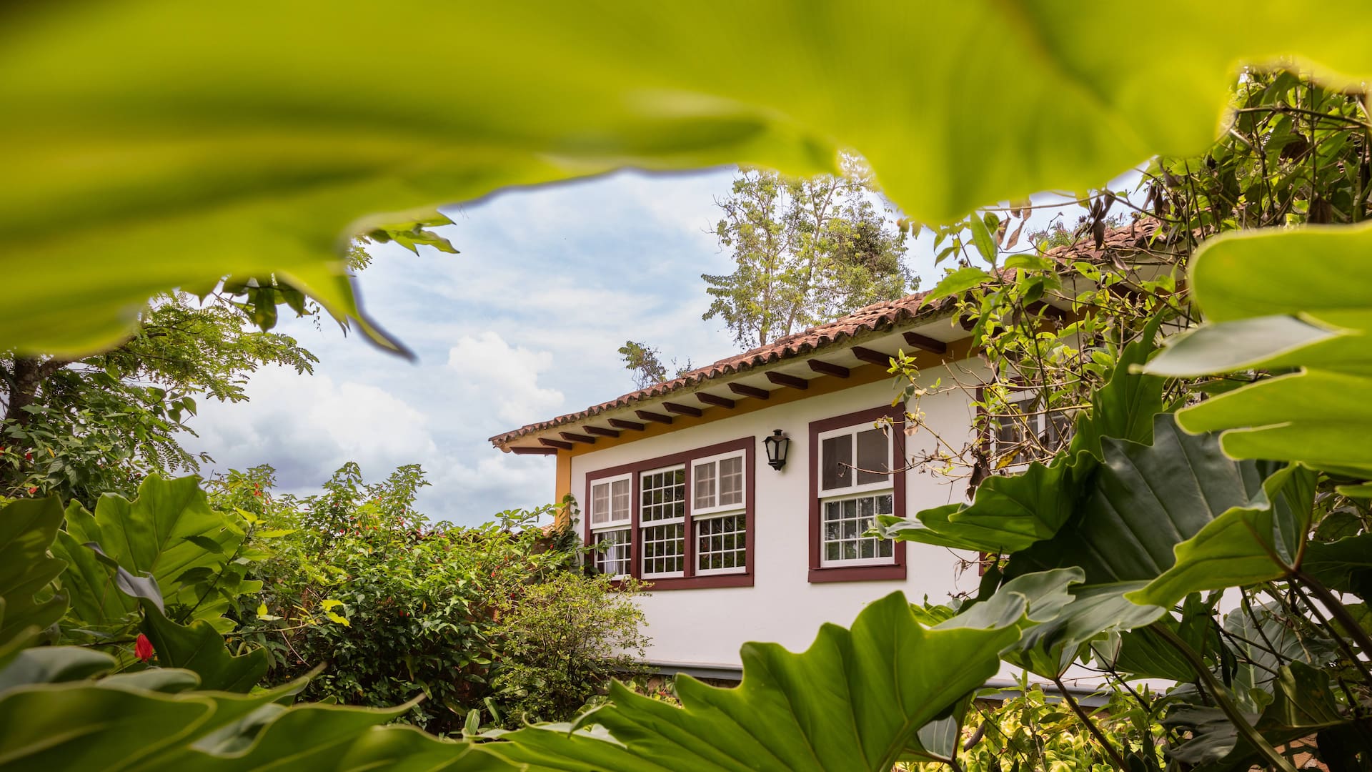 La posada está sobre un jardín bellísimo.