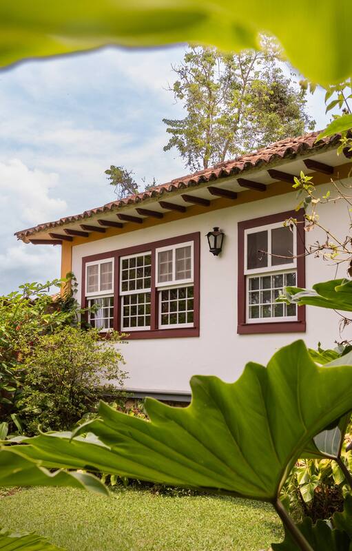 La posada está sobre un jardín bellísimo.