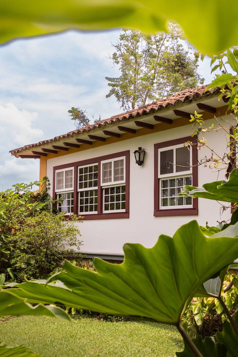 La posada está sobre un jardín bellísimo.