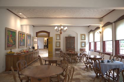 La posada tiene salones amplios e invitantes.
