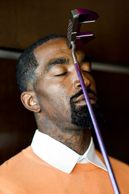 La pose de golfista de JR Smith, que quedó fascinado con la contradicción de este deporte: pasó de pegarle 300 metros en su primer intento a no poder pegarle a la pelota