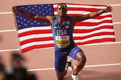 La pose final de Coleman, con la bandera estadounidense