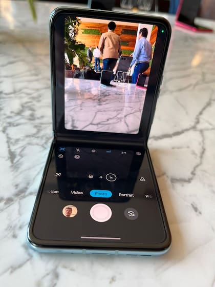 La posibilidad de plegarlo facilita los controles para sacar fotos