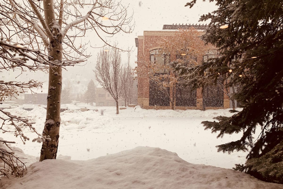 La posibilidad de tener paisajes nevados en buena parte del país, se combina con el riesgo de problemas en los viajes