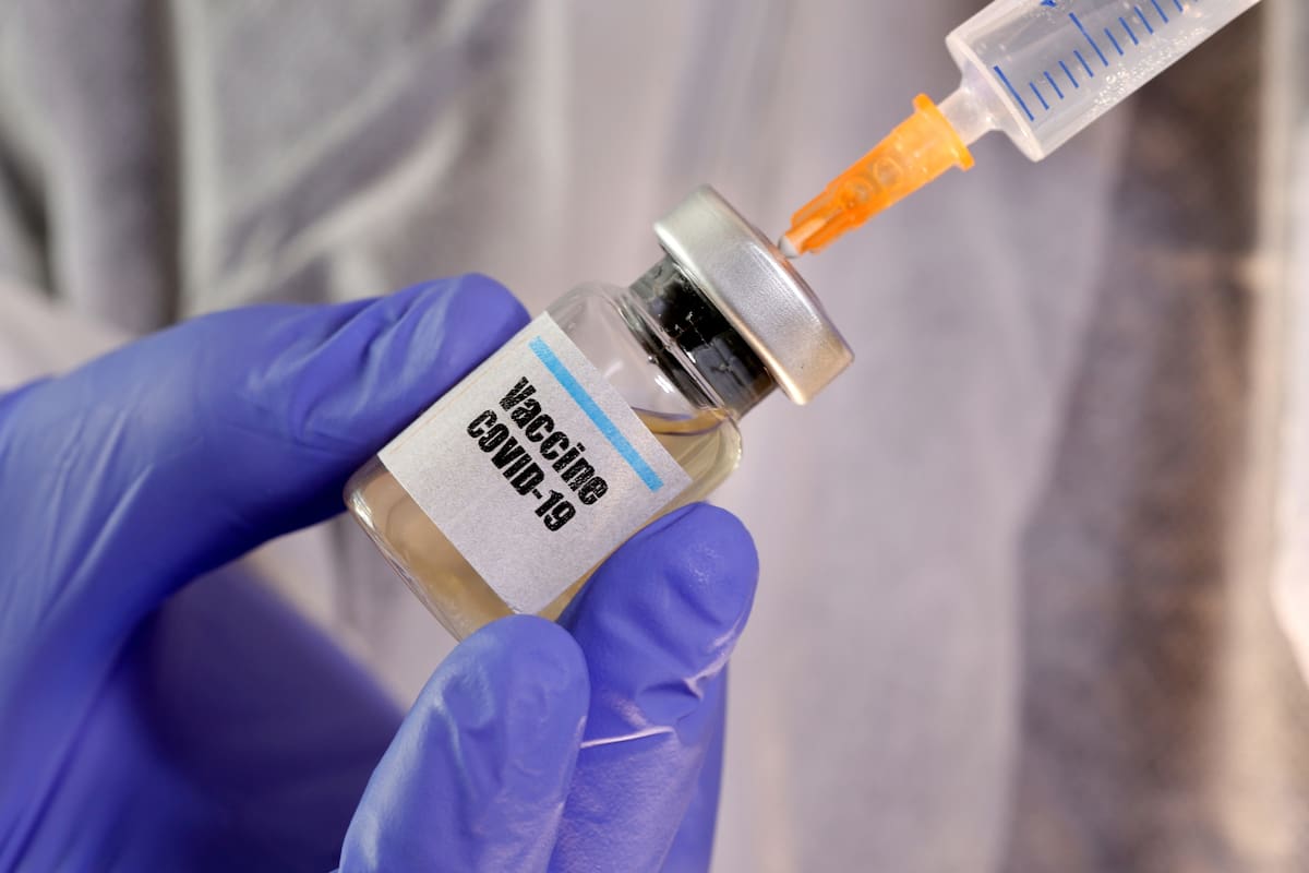 La posible vacuna de la Universidad de Oxford podría lanzarse a finales de año, pero no hay certeza de que eso suceda