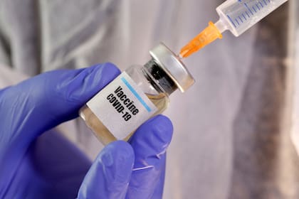 La posible vacuna de la Universidad de Oxford podría lanzarse a finales de año, pero no hay certeza de que eso suceda