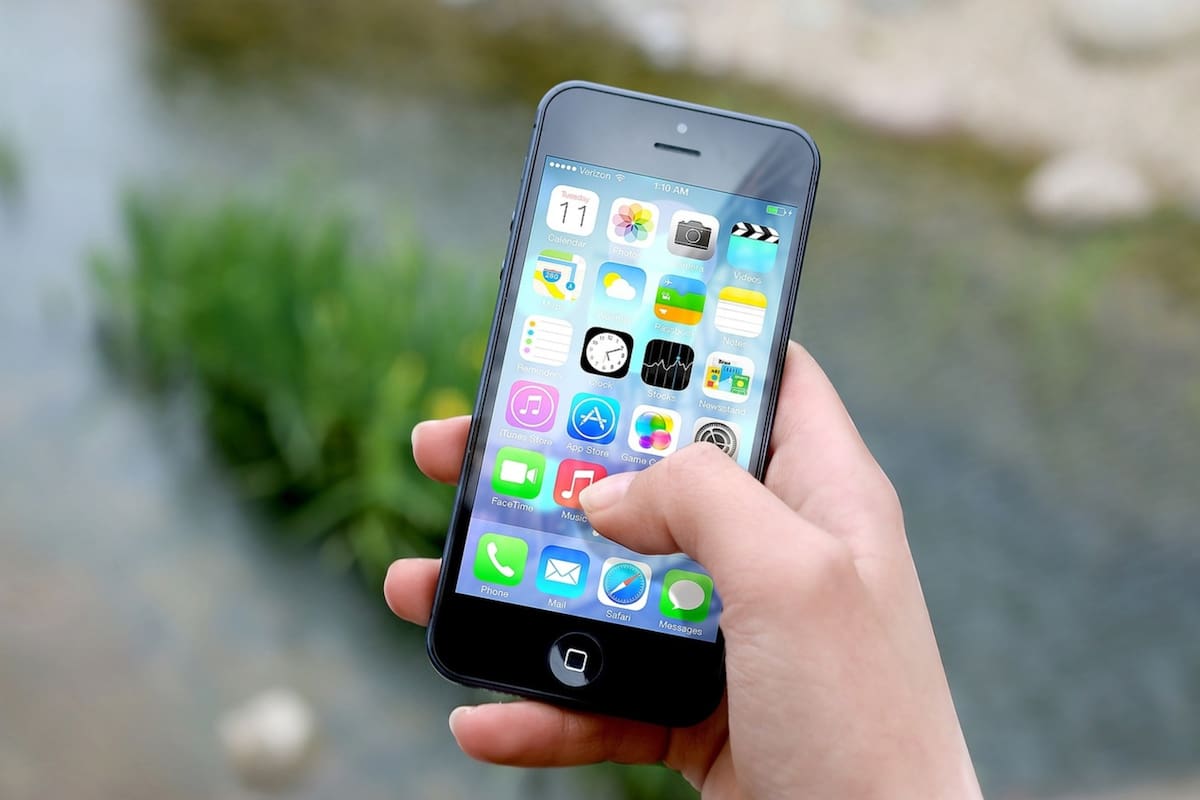 La posición adecuada para sostener el teléfono es colocando cuatro dedos en la parte trasera y utilizando el pulgar para escribir (Foto: iStock)