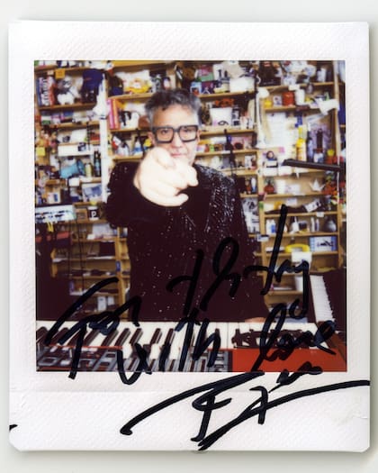 La postal autografiada de Fito Páez tras su Tiny Desk Concert