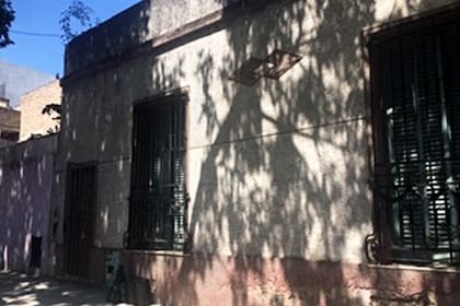 La postal de casas abandonadas es frecuente en todos los barrios porteños
