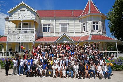 La postal de familia en la Villa Victoria, la clásica imagen de Mar del Plata levanta el telón