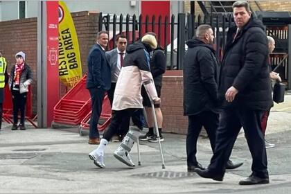 La postal de la preocupación para Manchester United y la selección argentina: Alejandro Garnacho se retira del Old Trafford en muletas