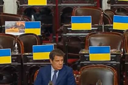 La postal de Manes rodeado de bancas vacías se hizo viral