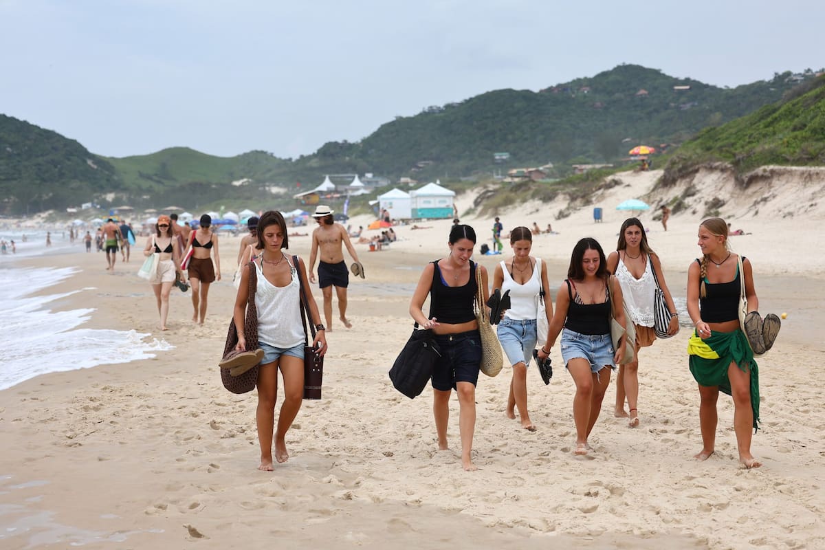 La postal de Praia do Rosa cambió este verano: más jóvenes, mayor ocupación y un equilibrio en discusión