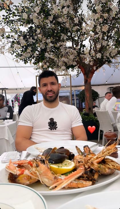 La postal del Kun en el restaurant y el señor que lo miraba desde el fondo