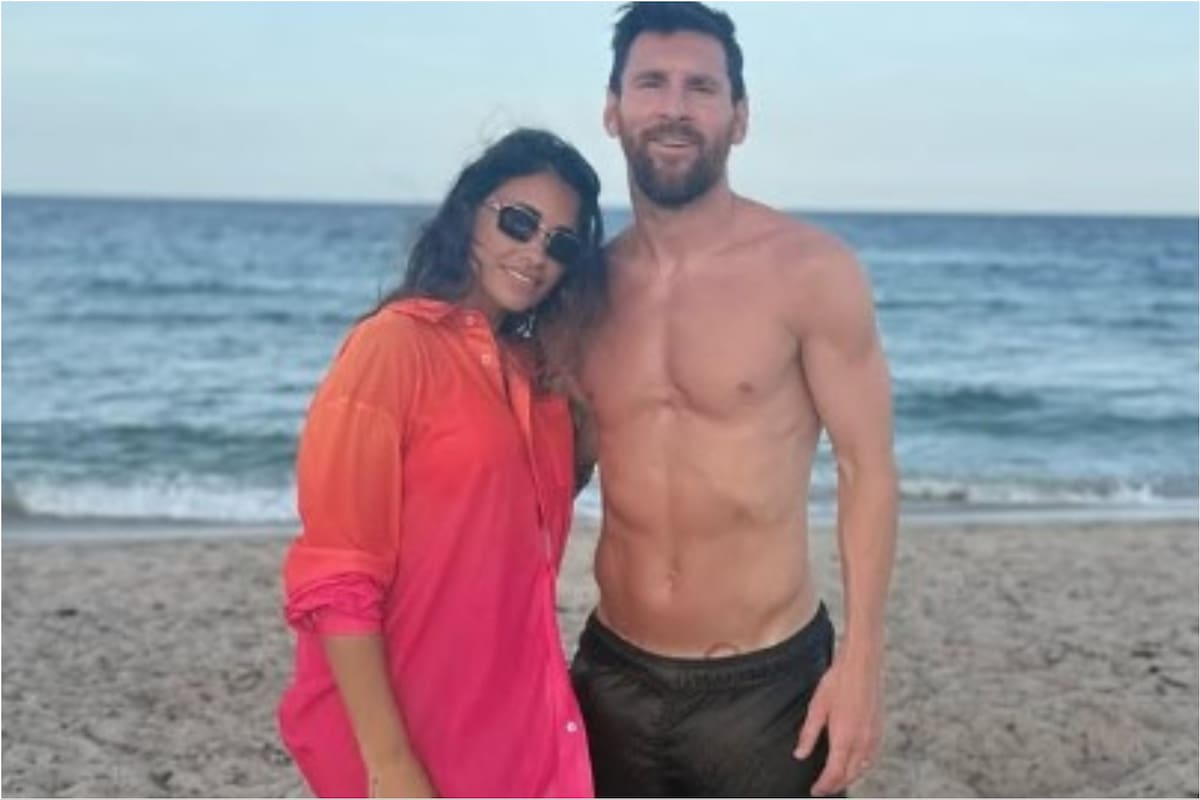 La postal en la playa de Leo Messi y Antonela Roccuzzo