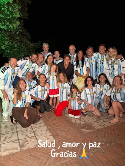 La postal familiar con la camiseta de la selección argentina que utiliza Giuliano Simeone