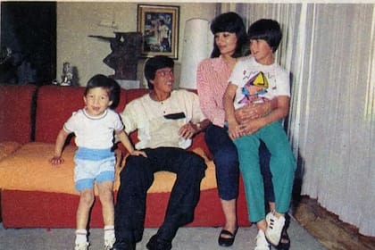 La postal familiar de Daniel Passarella, Graciela Benvenuto y sus dos hijos Lucas y Sebastián (Foto: El Gráfico)