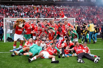 La postal final de PSV Eindhoven campeón de la Eredivisie; Walter Benítez (de verde, a la izquierda), fue una pieza clave del conjunto neerlandés