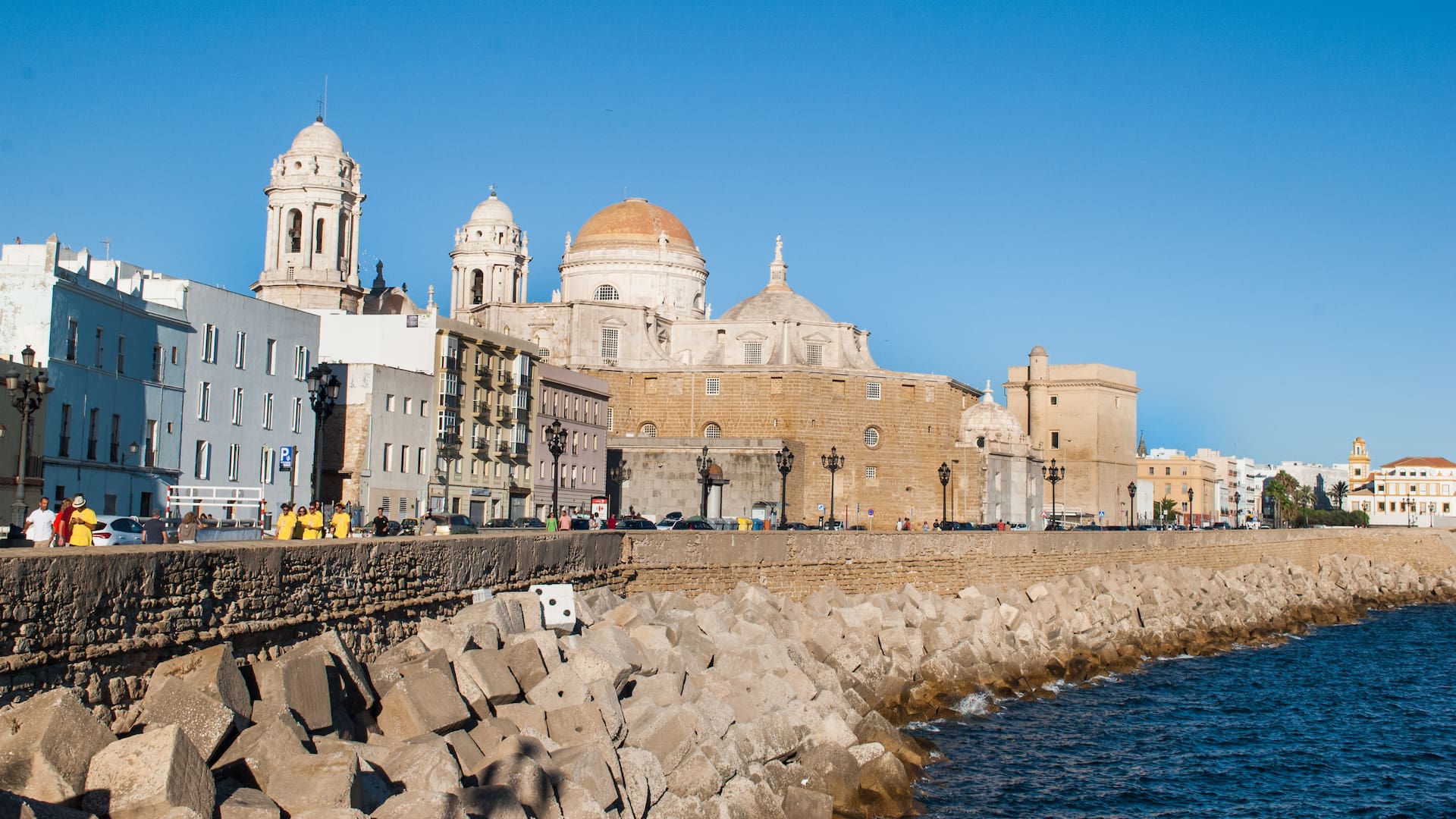 La postal más habanera de la ciudad, con el malecón, los faroles y los edificios color pastel junto al mar.