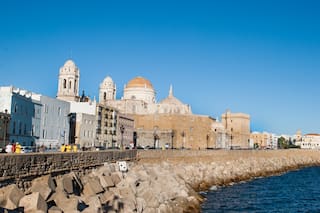 La ciudad andaluza con sabor a mar, 120 torres y un carnaval que nunca se termina