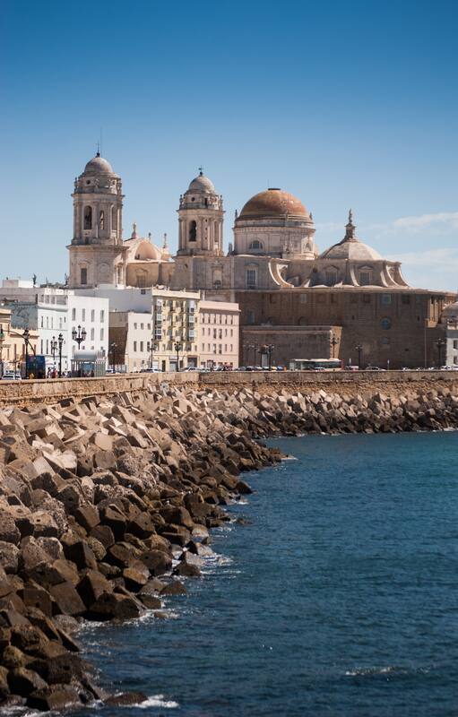 La postal más habanera de la ciudad, con el malecón, los faroles y los edificios color pastel junto al mar.