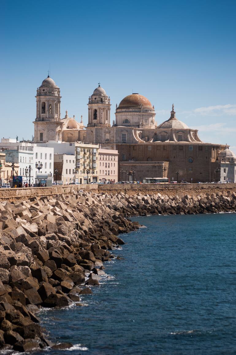 La postal más habanera de la ciudad, con el malecón, los faroles y los edificios color pastel junto al mar.