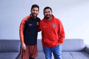 La postal que el príncipe Tunku Ismail atesora especialmente: junto a Lionel Messi; es el dueño del Johor FC, el club archicampeón de Malasia