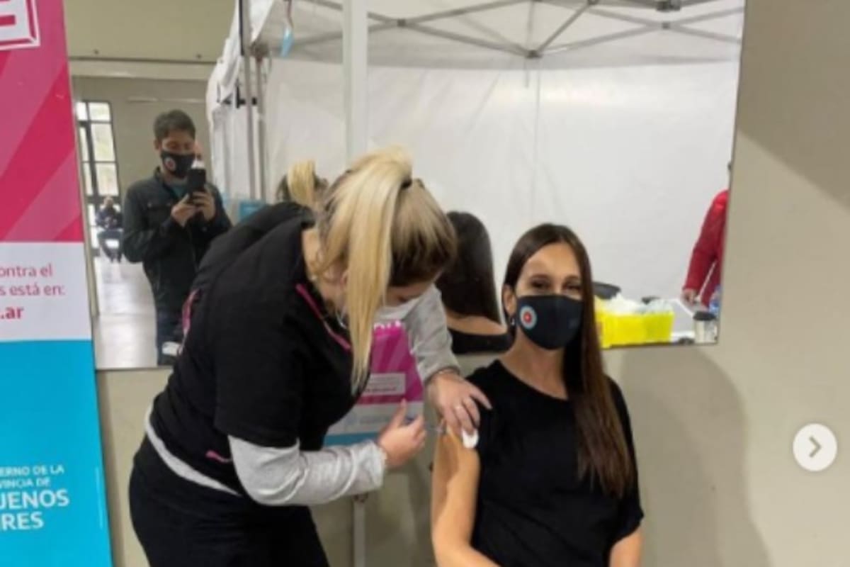 La postal que registró el gobernador de la provincia de Buenos Aires, Axel Kicillof, de su mujer Soledad Quereilhac, tras recibir la primera dosis de la vacuna contra el coronavirus