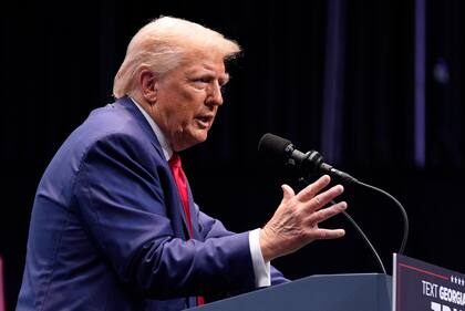La postura de Trump se enmarca en su estrategia para mitigar la pérdida de empleos en Estados Unidos (Foto AP/Evan Vucci)