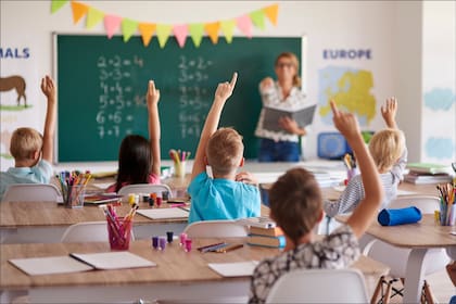 La postura del gobernador Greg Abbott sobre las escuelas de Texas difiere de las propuestas de la candidata demócrata, Gina Hinojosa, quien busca poner fin al examen STAAR