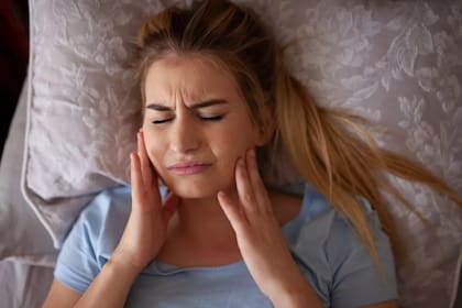 La postura durante el sueño también influye en la presión sobre la articulación temporomandibular