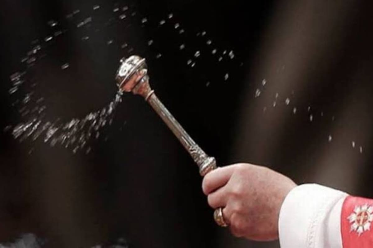 La práctica del sacerdote se hizo viral en redes sociales (Foto: iStock)